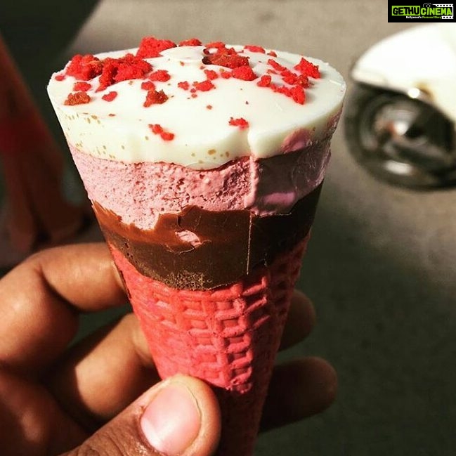 Sandra Amy Instagram - Yummyyy😋 red velvet ice cream😍😍😍
