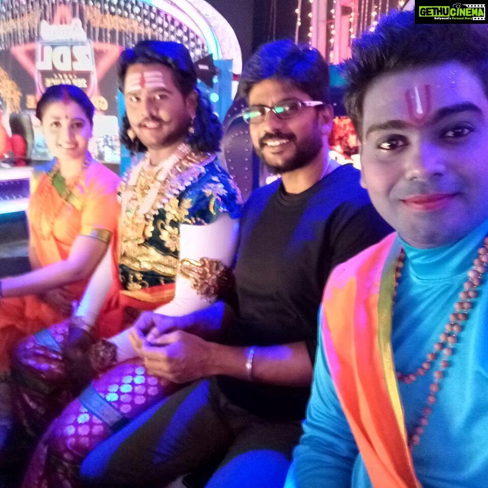 Sandra Amy Instagram - #ZEEDANCELEAGUE# #zeetamil# we gonna perform today 8.30pm ...do watch nd gv ur comments🙋🙋@nav_in_insta @actor_alagappan