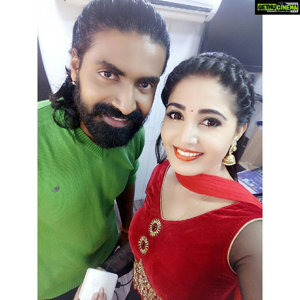 Sandra Amy Instagram - Yes or no #vijaytvshow# #fun# @prajinpadmanabhan
