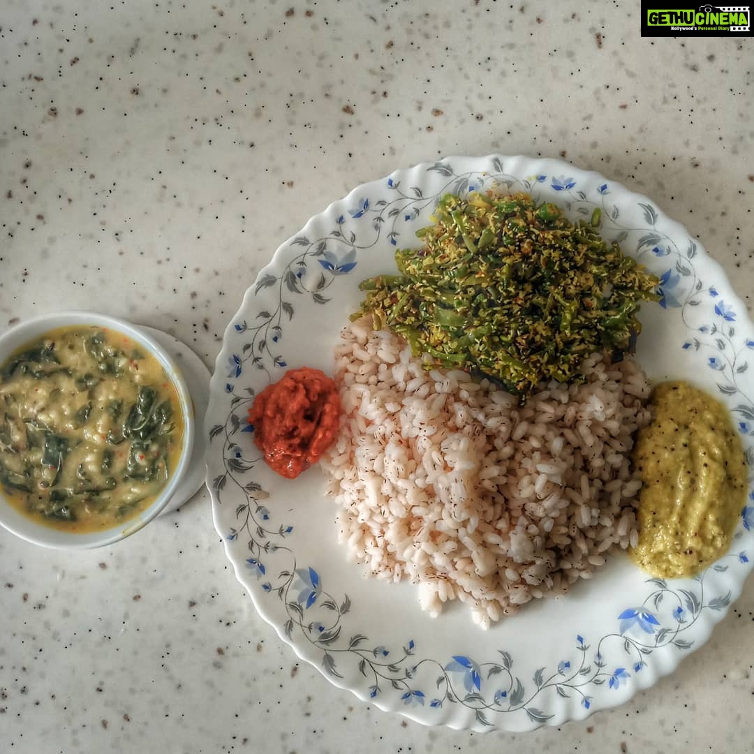Sandra Amy Instagram - #Lunchplate #rice with #avarakai poriyal (thoran) #keerai kootu #tomatothokku #pineapple pachadi #curd ๐จโ๐ฉโ๐งโ๐ง๐
