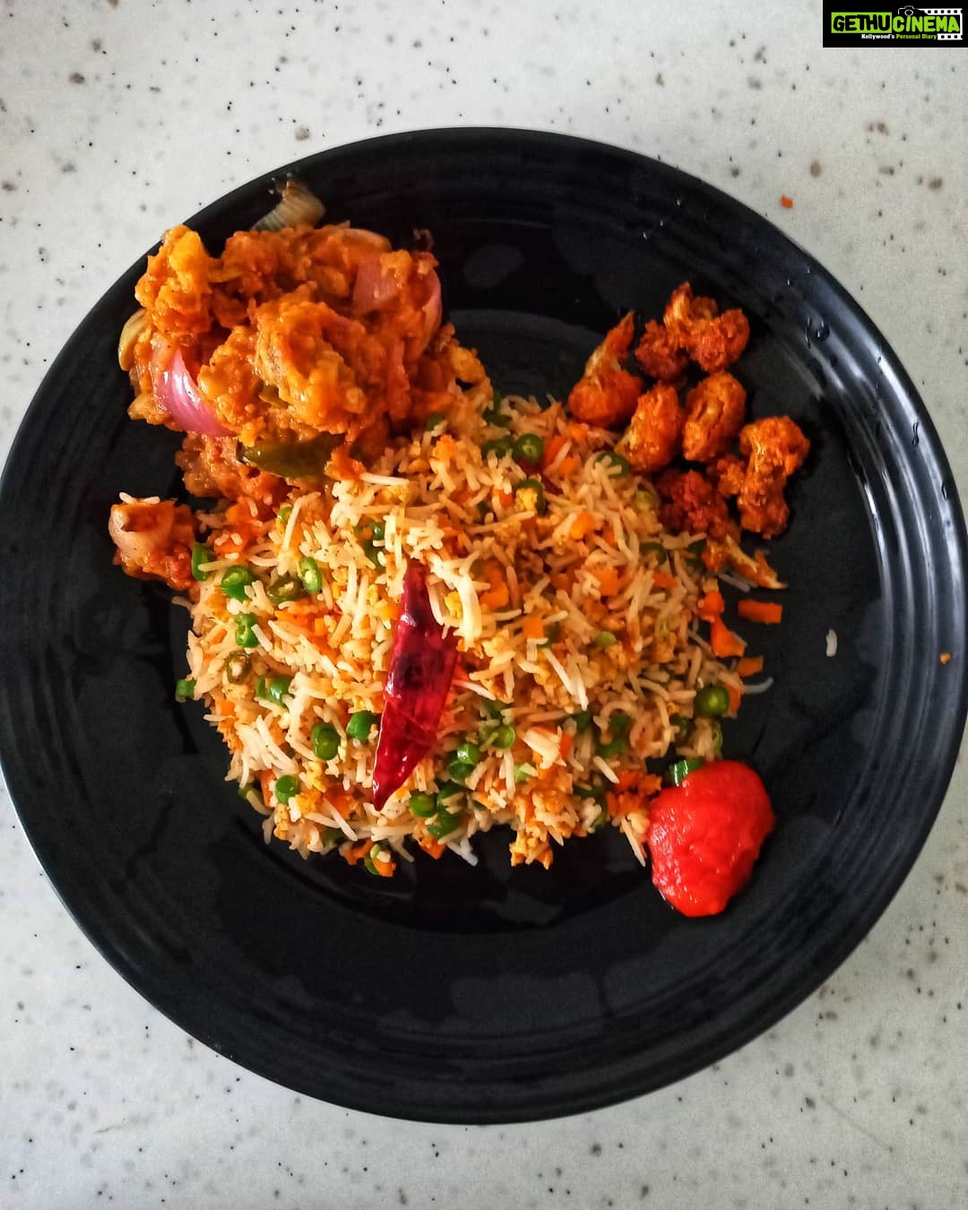 Sandra Amy Instagram - i made a quick lunch #Lunchplate #szechuan egg fried rice #cauliflower fry #cauliflower manchurian #tomato sauce ๐๐ญ๐จโ๐ฉโ๐งโ๐ง