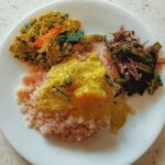 Sandra Amy Instagram - #Lunchplate #rice with #pineapple puliserry ( morukulambu) #vendaikai fry #avial #pickle #curd 👌👌👌👌👨‍👩‍👧‍👧