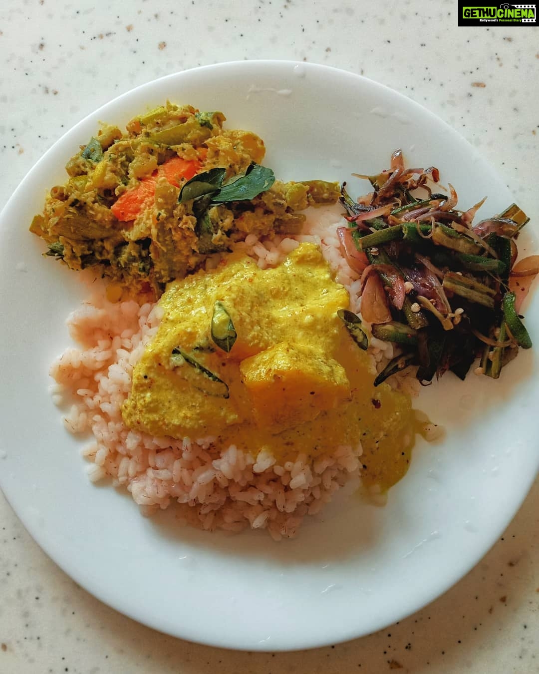 Sandra Amy Instagram - #Lunchplate #rice with #pineapple puliserry ( morukulambu) #vendaikai fry #avial #pickle #curd ๐๐๐๐๐จโ๐ฉโ๐งโ๐ง