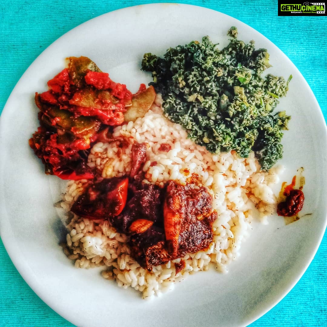 Sandra Amy Instagram - #lunchplate #rice with #netheli in kudampuli curry #keera poriyal(thoran) #avaraika thakali kootu #mangothokkupickle ๐๐๐จโ๐ฉโ๐งโ๐ง
