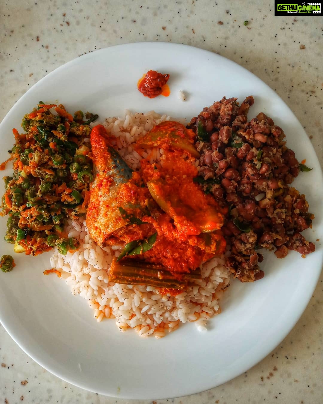 Sandra Amy Instagram - #Lunchplate #rice wt ayala fish n mango nd drumstick curry #payar mezhukuperati(poriyal without coconut) #beans carrot poriyal #aavakai pickle #curd