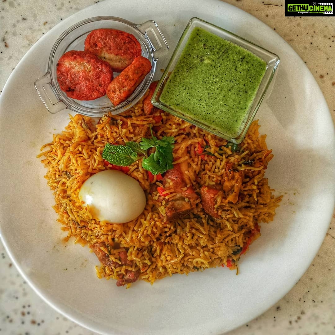 Sandra Amy Instagram - #lunchplate # mutton biriyani #hariyali kebab #mint raitha sapitu thoongitay ๐ท๐จโ๐ฉโ๐งโ๐ง #lunchplate # mutton biriyani #hariyali kebab #mint raitha