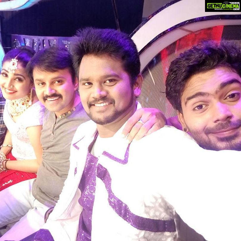Sandra Amy Instagram - #thalayanaipookal# #team# #zdl#