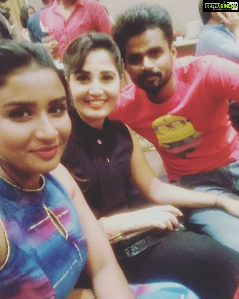 Sandra Amy Instagram - Tht was last nyt fun of #zeetamil# #family# #launchparty# #ZDL# # funmoments# with madhan and @reshma_reya darlings 😍😍😍😍😘😘😘