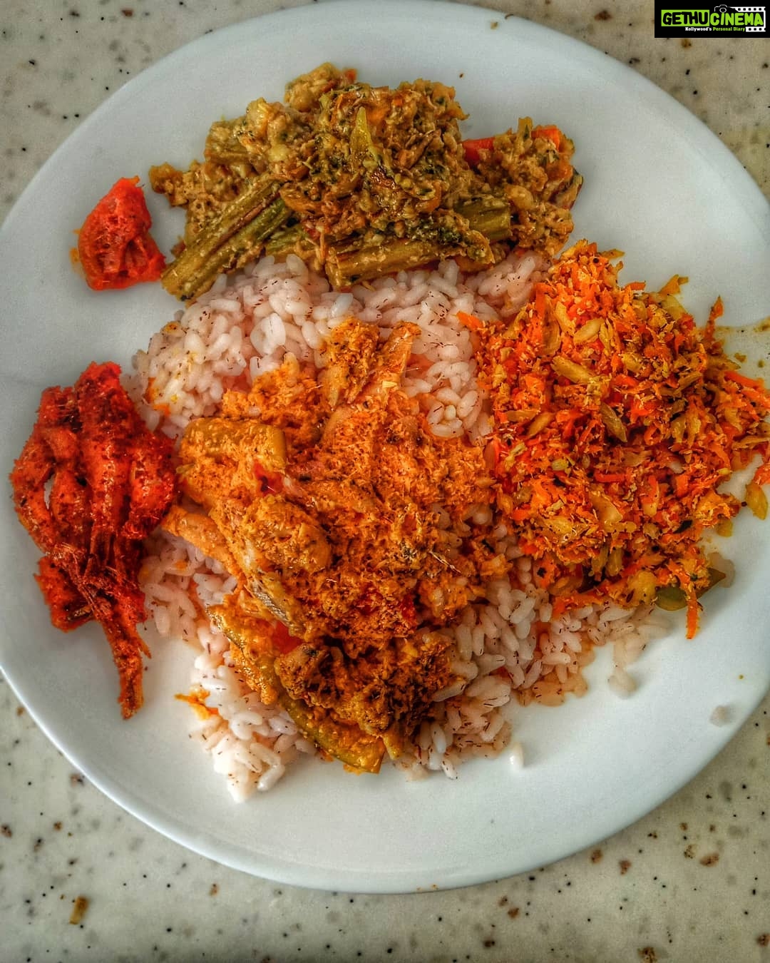 Sandra Amy Instagram - Lunch plate Rice with #aviyal #netheli fish curry #cabbage carrot poriyal #netheli fish fry #lemon pickle Curd 👌👌