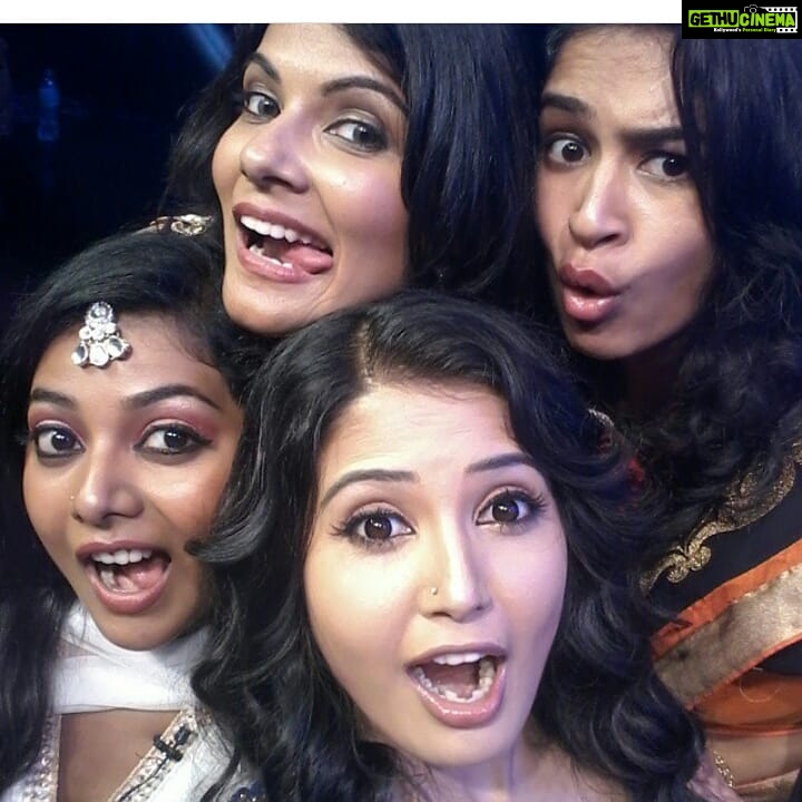 Sandra Amy Instagram - Gonna do #throwbacks with my dears i hv met so far.. Remembering u besties 😘😘😘😘 @meesha.ghoshal @manishajashnani_official_ and bhavani.. Behin d scene abhinaya @abinaya_satishkumar 😘😘(donno ur id machi 🙈)