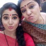 Sandra Amy Instagram - Mommy nd me... Ha ha lov d way she does d pout😍#thalayanaipookal#dharanimom#