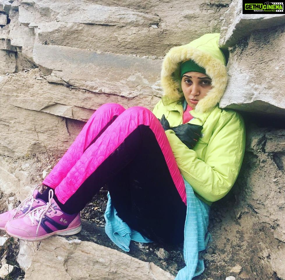 Sandra Amy Instagram - Lost n d mountains😢😢😢