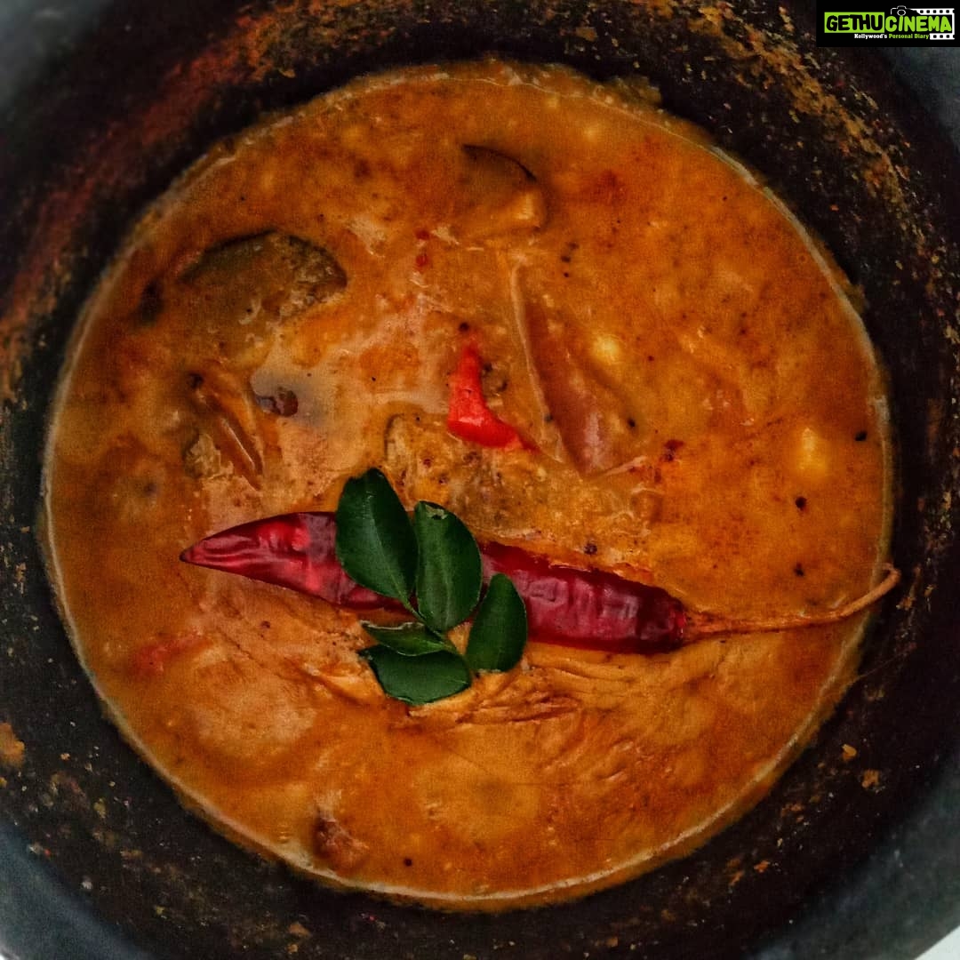 Sandra Amy Instagram - #lunchplate #rice with #payar poriyal #kathirika curry (theeyal) #egg fry #garlic pickle #curd 👌😍
