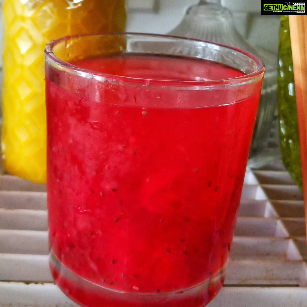 Sandra Amy Instagram - Strawberry crush๐๐๐ธ Crushed strawberry๐ Badam pisin Chia seeds Honey Go for it ๐๐จโ๐ฉโ๐งโ๐ง