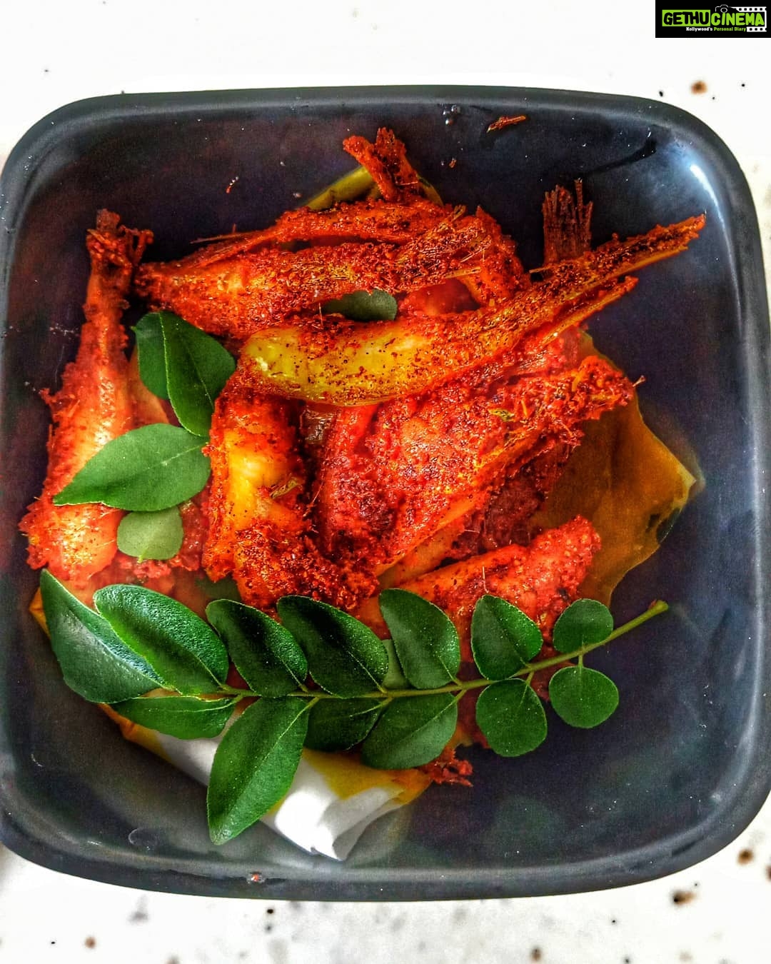Sandra Amy Instagram - Lunch plate Rice with #aviyal #netheli fish curry #cabbage carrot poriyal #netheli fish fry #lemon pickle Curd 👌👌
