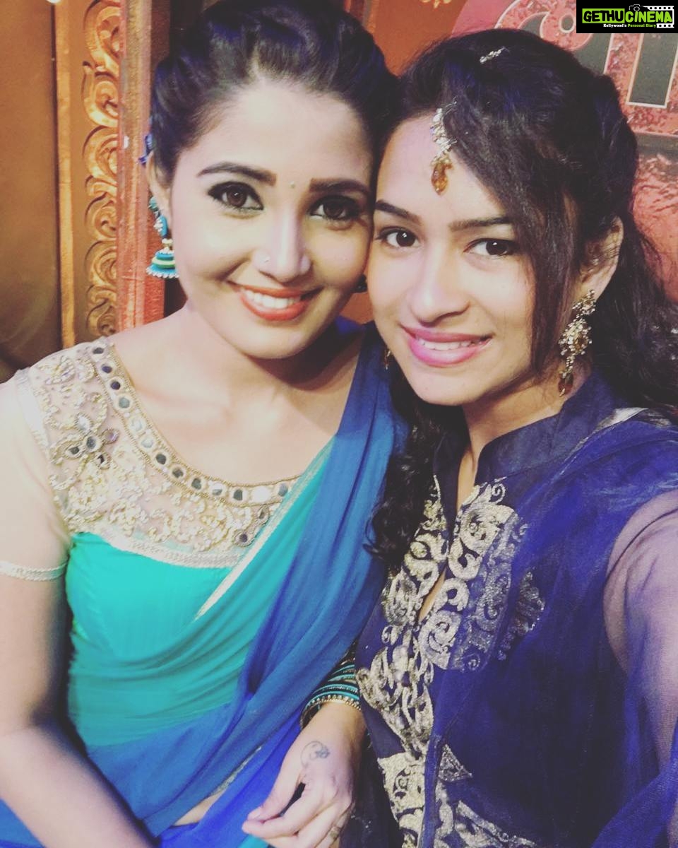 Sandra Amy Instagram - Diwali celebration #zeetamil# #Dancejodidance# team