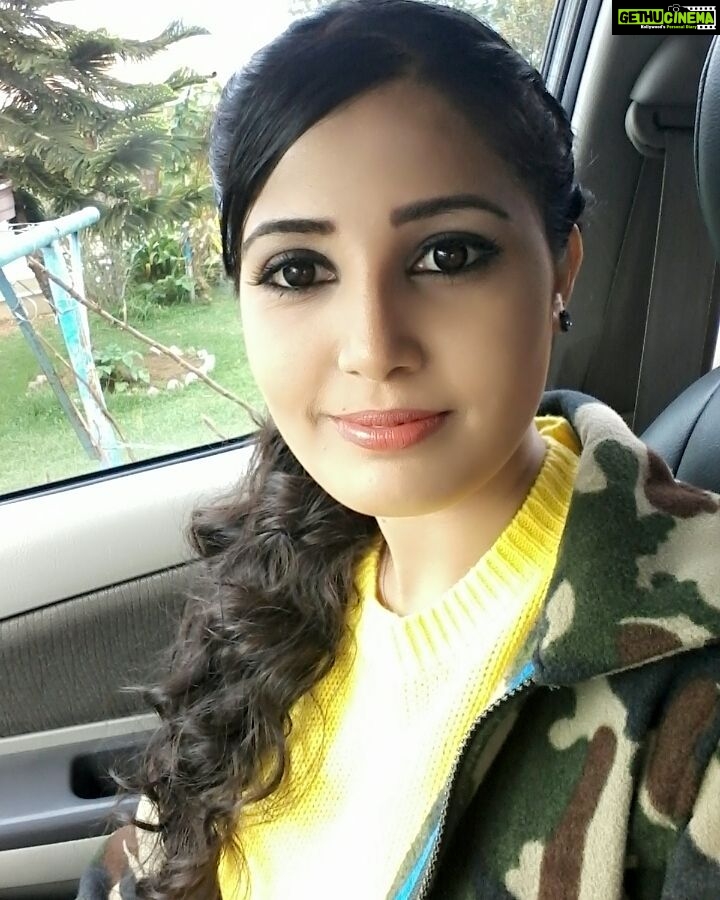 Sandra Amy Instagram - #shooting #yellowtop#militaryjacket #selfie#