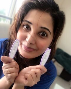 Sandra Amy Instagram - The best pic in my album ever 😍😍😍knwn my motherhood💃💃💃💃 ..HAPPY DAUGHTERS DAY (oru naal late mannichuuu 🙈)