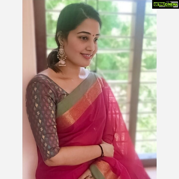 Sandra Amy Instagram - Saree @saarasareeshop Earring @jayy_chennai