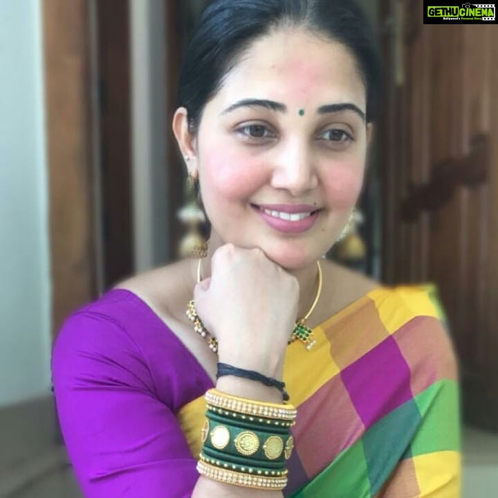 Sandra Amy Instagram - Bangles @deepa_silk_thread_accessories Saree @queen_fashions_qf Necklace @zivara_fashion Earring @abhis_jewel_hunt