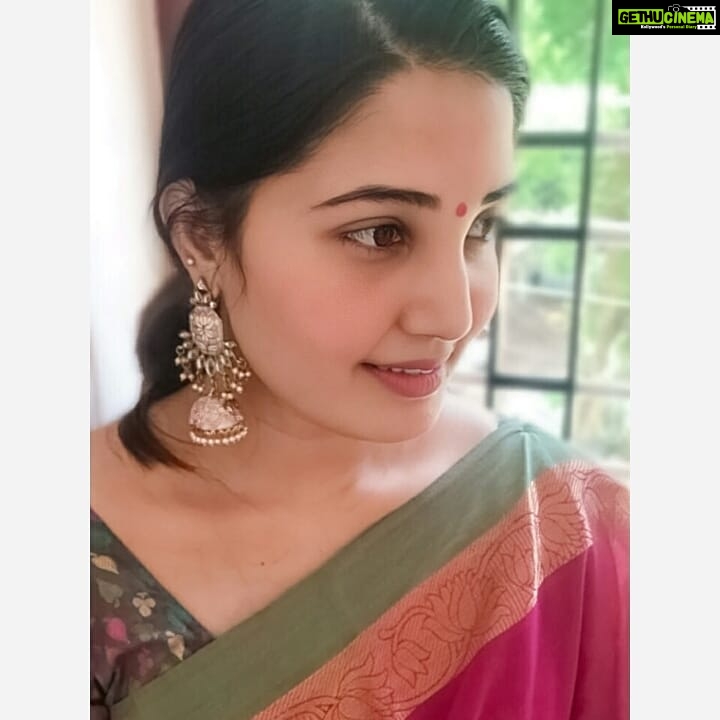 Sandra Amy Instagram - Saree @saarasareeshop Earring @jayy_chennai