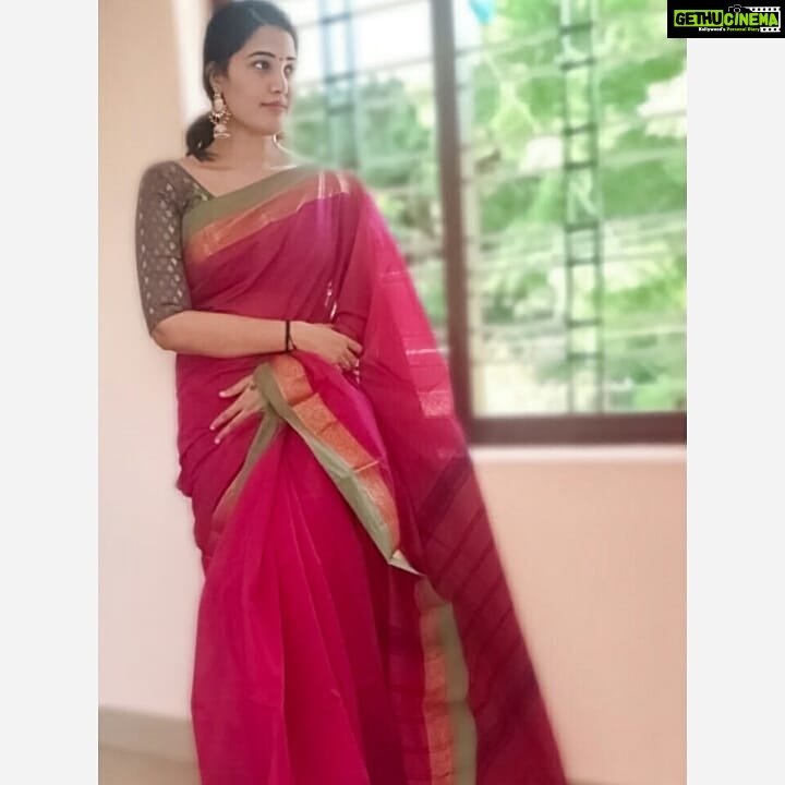 Sandra Amy Instagram - Saree @saarasareeshop Earring @jayy_chennai