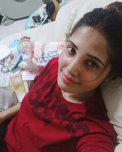 Sandra Amy Instagram - Bein a MOM s nt an easy 
Job... last yr glam luk to ths yr messy hair, darkcircle face, tired eyes,chapped lips, ...sleepless nights and bsy days mde me really responsible.mk up kit turned to lots f daipers, wet tissues, baby shampoo nd al baby needs😍😍😍😍i salute all the mom's(specially twin moms) who strugle to raise up thr kids.. HAPPY MOTHERS DAY TO ALL LOVELY BEAUTIFUL MOM'S ...thnk u soo mch @prajinpadmanabhan MOTHER  BY HEART who supports me(sleepless nyts wt kids) and loves me incredibly fr becmn a grt mom 😍😍😍😍(d post u ppl hv seen n sm pages wch he slps at his location, being a responsible dad,he hlps me out day and nyt to feed ma kids,bath thm, chgn daipers, tkin care f thm shoulder to shoulder, he s hvn no slp nyts, still he mnges his early mrnin shootin schedules to a responsible dad. I m a proud wfe, whn smne mks fun out f it , he remains a strong,lovable reslonsible dad come a great dedicated actor. 😇😇😇😇(rip to all who post and commented n tht video who cnt undrstd nd mk othrs fun for gettin likes and shares n social media😂😂)