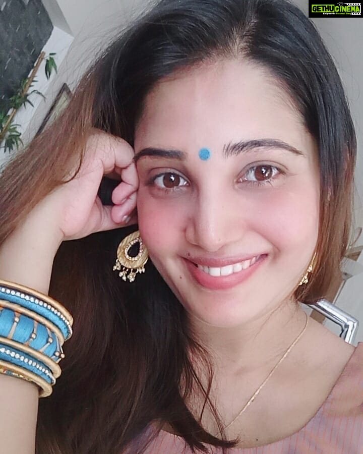 Sandra Amy Instagram - Earrings @ravishingyou Silkthread customized bangles @kani_fashion_collections Do chk fr mre n thr pages 😍😍