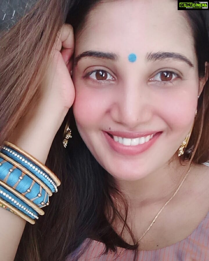 Sandra Amy Instagram - Earrings @ravishingyou Silkthread customized bangles @kani_fashion_collections Do chk fr mre n thr pages 😍😍