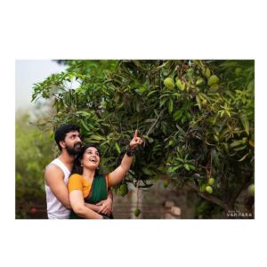 Sandra Amy Instagram - A traditional maternity shoot was our wild plan when we thought of this thr came @shotsbyvandana  to hlp us out.she mde ths shoot  asthetically and traditionally wt lots f props and traditional background..we just loved it nd kpt it as a "pokkisham" to reveal once we show our babies since 2019🙈🙈..thank u @shotsbyvandana fr ths lovely capture and ideas ,😍😍😍😍. Excited to share with insta fam lovelies😍🥰🥰🥰🥰
And this beautiful makeover done by @glossy_makeove  darlin durga .i nve gv ma face to any make up artist to try mk up..frst time un kite koduthirukay..kapathitay dy 😂😂😂😘😘😘