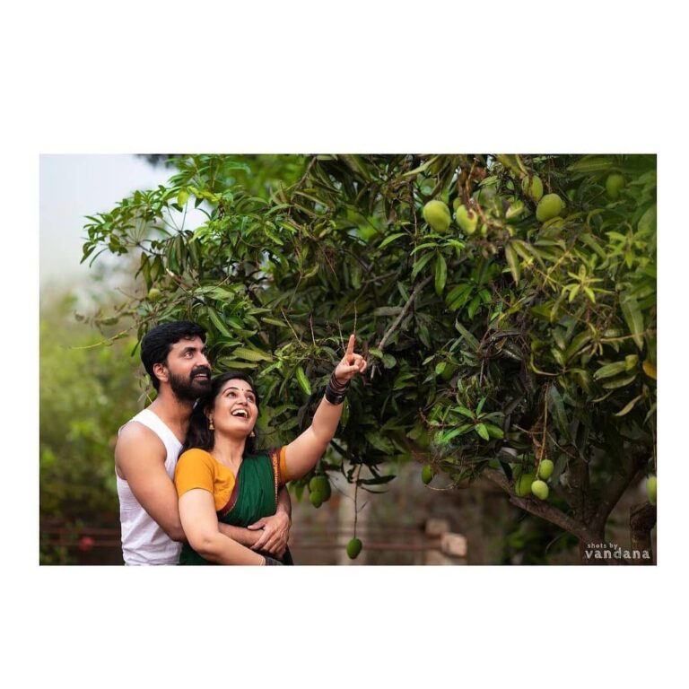Sandra Amy Instagram - A traditional maternity shoot was our wild plan when we thought of this thr came @shotsbyvandana to hlp us out.she mde ths shoot asthetically and traditionally wt lots f props and traditional background..we just loved it nd kpt it as a 