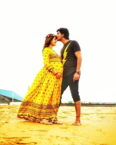Sandra Amy Instagram - My Valentine's days are always spl cos f ma chwtheart @prajinpadmanabhan he nve failed to suprise me wt lots f gfts nd love n all these yrs frm d yr we strtd loving ech othr.. Ths yr its tym fr me to pay bk hm wt all lov as my baby bump😍😍😍😍😍ths is our special Valentine's day wt lots f happiness nd blesses😇😇😇HAPPY VALENTINE'S DAY ALL ❤❤❤❤❤❤❤ pc @manumasterblaster