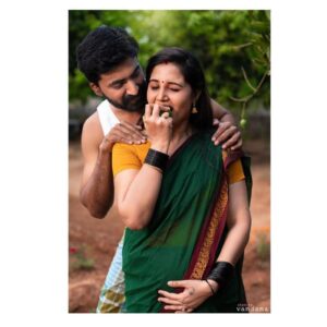 Sandra Amy Instagram - A traditional maternity shoot was our wild plan when we thought of this thr came @shotsbyvandana  to hlp us out.she mde ths shoot  asthetically and traditionally wt lots f props and traditional background..we just loved it nd kpt it as a "pokkisham" to reveal once we show our babies since 2019🙈🙈..thank u @shotsbyvandana fr ths lovely capture and ideas ,😍😍😍😍. Excited to share with insta fam lovelies😍🥰🥰🥰🥰
And this beautiful makeover done by @glossy_makeove  darlin durga .i nve gv ma face to any make up artist to try mk up..frst time un kite koduthirukay..kapathitay dy 😂😂😂😘😘😘