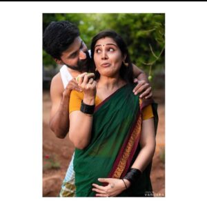 Sandra Amy Instagram - A traditional maternity shoot was our wild plan when we thought of this thr came @shotsbyvandana  to hlp us out.she mde ths shoot  asthetically and traditionally wt lots f props and traditional background..we just loved it nd kpt it as a "pokkisham" to reveal once we show our babies since 2019🙈🙈..thank u @shotsbyvandana fr ths lovely capture and ideas ,😍😍😍😍. Excited to share with insta fam lovelies😍🥰🥰🥰🥰
And this beautiful makeover done by @glossy_makeove  darlin durga .i nve gv ma face to any make up artist to try mk up..frst time un kite koduthirukay..kapathitay dy 😂😂😂😘😘😘