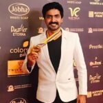 Sandra Amy Instagram - Grabbing this prestigious award #Behindwoods goldmedal# for #bestpopularactor#cos f our sweet hearts Chinnathambi fans who mde it hpn.. Heartfelt thanks to #chinnathambi# team and dfntly #vijaytelevision# for paving the way twards this sucess aftr 12yrs 😍😍😍😍more to go @prajinpadmanabhan