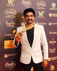 Sandra Amy Instagram - Grabbing this prestigious award #Behindwoods goldmedal# for #bestpopularactor#cos f our sweet hearts Chinnathambi fans who mde it hpn.. Heartfelt thanks to #chinnathambi# team and dfntly #vijaytelevision# for paving the way twards this sucess aftr 12yrs 😍😍😍😍more to go @prajinpadmanabhan