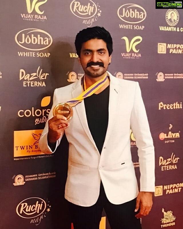 Sandra Amy Instagram - Grabbing this prestigious award #Behindwoods goldmedal# for #bestpopularactor#cos f our sweet hearts Chinnathambi fans who mde it hpn.. Heartfelt thanks to #chinnathambi# team and dfntly #vijaytelevision# for paving the way twards this sucess aftr 12yrs 😍😍😍😍more to go @prajinpadmanabhan