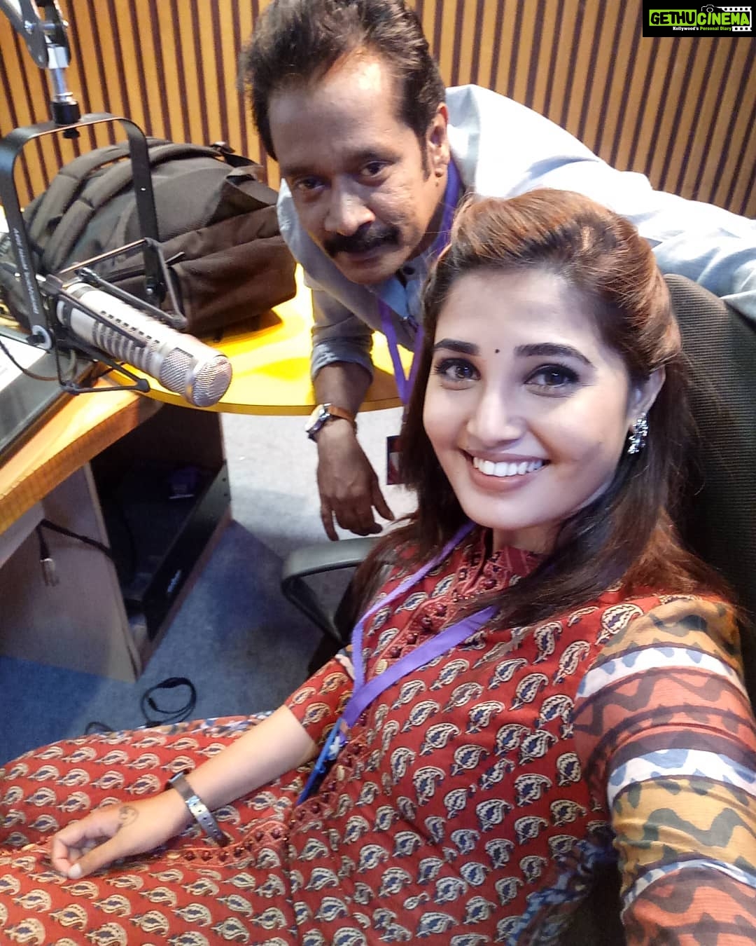 Sandra Amy Instagram - Pic wt kumaravel sir #Katrinmozhi# 😍😍😍😍