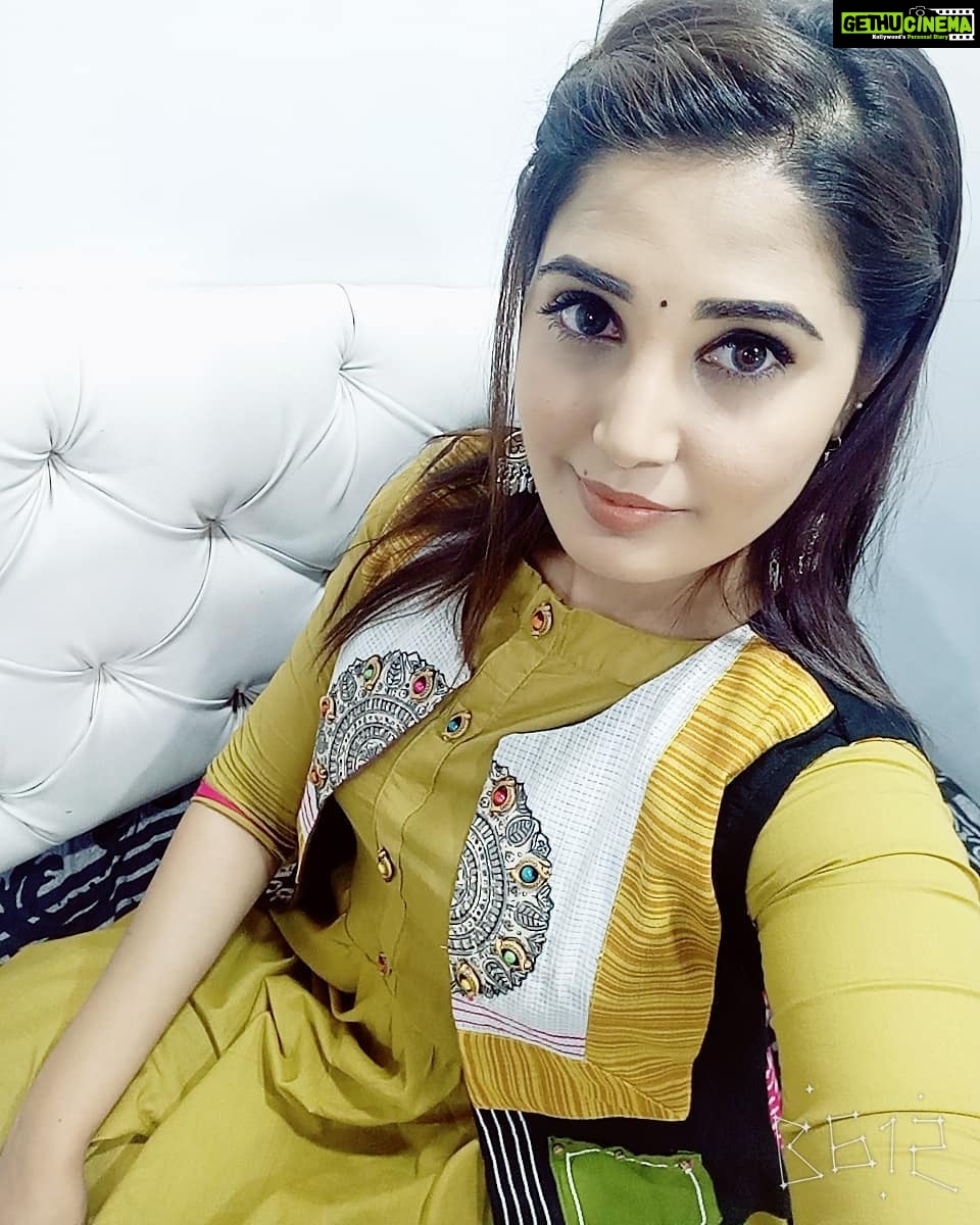 Sandra Amy Instagram - Shoot spot #Kaatrinmozhi# #Rjanjali# # hellofm#😍😍😍😍