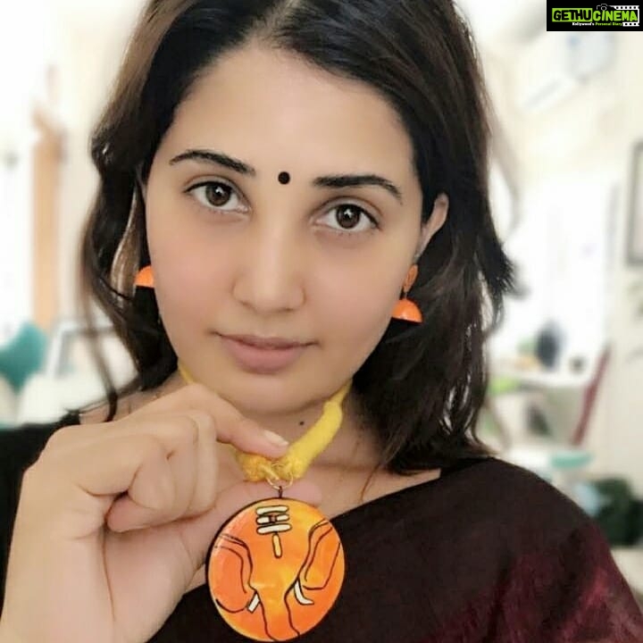 Sandra Amy Instagram - Another handmade neckpeice and earring @arthis.andal 😍😍😍