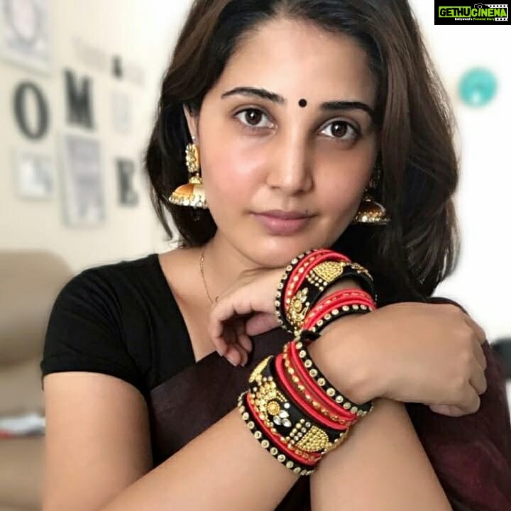 Sandra Amy Instagram - Handmade Silkthread bangles and earrings @saishri_the_style_in_you sree_the 😍😍😍😍