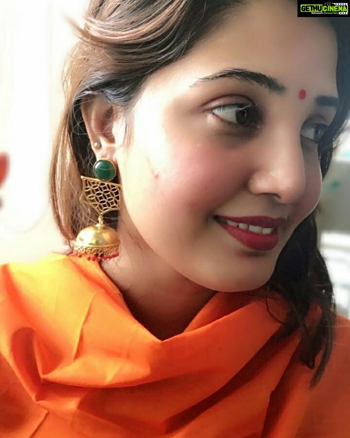 Sandra Amy Instagram - Statement earrings @_missphia awsme collections to grab 😍😍😍😍