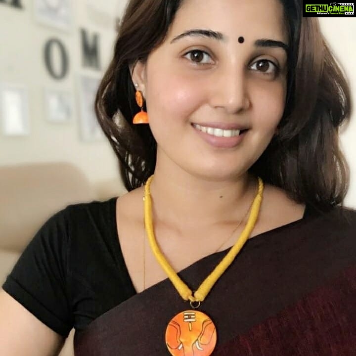 Sandra Amy Instagram - Another handmade neckpeice and earring @arthis.andal 😍😍😍