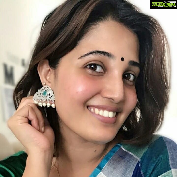 Sandra Amy Instagram - Earring @fanazaccessories beautiful green stone wt pearl studπππ