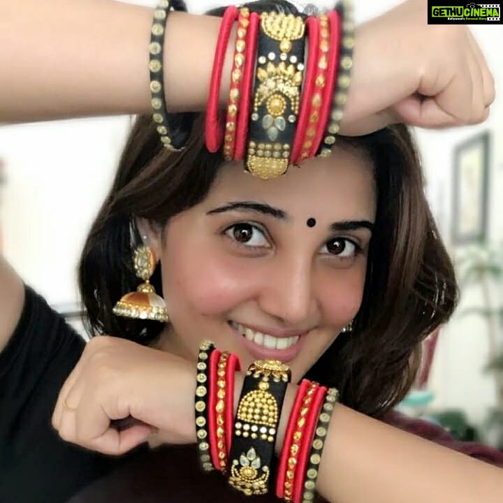 Sandra Amy Instagram - Handmade Silkthread bangles and earrings @saishri_the_style_in_you sree_the 😍😍😍😍