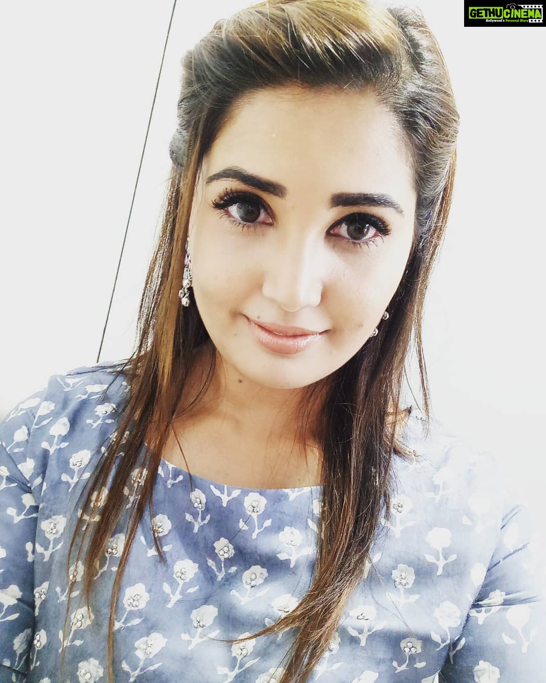 Sandra Amy Instagram - #Jimikkikammal# #songmode# #shoot# #dance# #kaatrinmozhi# #movieday#