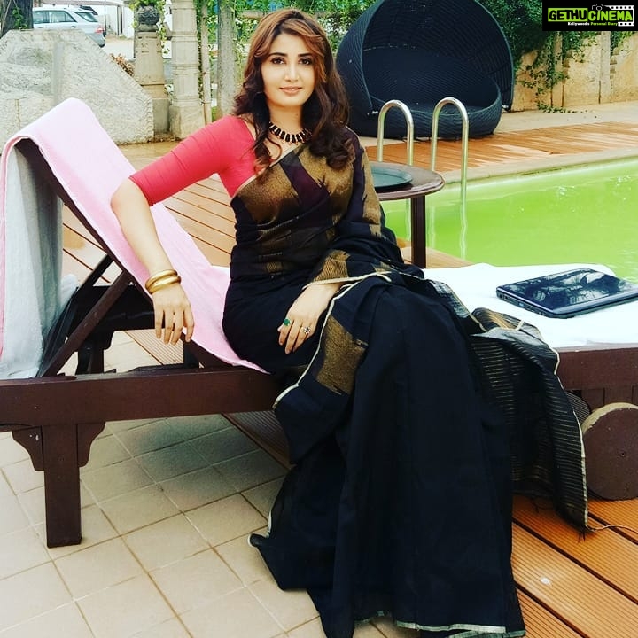 Sandra Amy Instagram - Black s always awsme.. 😍😍😍😍😍😍Saree @_draperr_