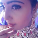 Sandra Amy Instagram - Yup its tru we do mkup, its lke same as u ppl use dress code fr office, wearing shoes nd socks, puttin tie, clean shave n daily basis. formal drez, its mandatory fr ur job ,u cant deny it cos f our climate r fr any reason, same as its fr our profession,we put mk up nd wrk frm mrnin 7 to 9pm, is it easy u think? We r tkin care f our skin frm heavy lghts, sun burn nd all d hazardous,anythn wrng n it? Its our job to shw a clear face,pleasant face to the viewer's rathr than showing our pimple face r sunburned face, is thr anythn wrng in it? Those who throw comments n artists who does mk up shd b ashamed f urself, jst lke u ppl does dressin fr ur job we r doing ours thts all..bfr u judge smne ,throw words frm ur boneless tounge think abt urself wht u ppl dng fr ur daily bread, we girls r proud to b an artist,we r doing our job 😇😇😇 .