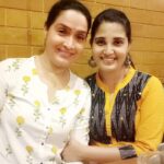 Sandra Amy Instagram - Sadhana mam... Vellai mummy 😂😘😘😘😘..i lov her d way she carry herself.. 😘😘