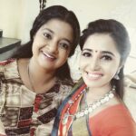 Sandra Amy Instagram - Mom r maamiyaar she s d best 😍😍😍😍ummuahhhh @anila.sree
